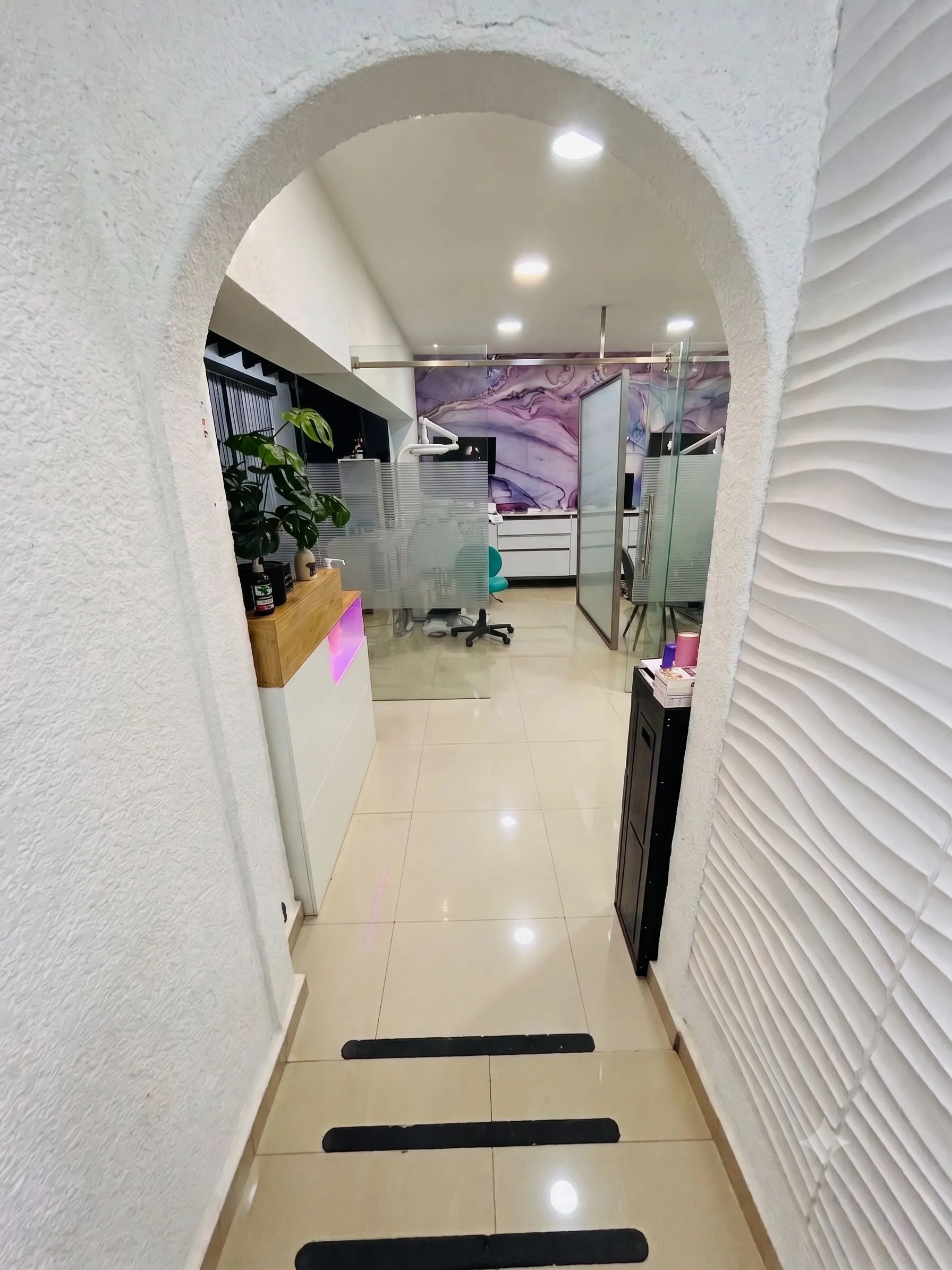 Arco de entrada al consultorio Sak Dental