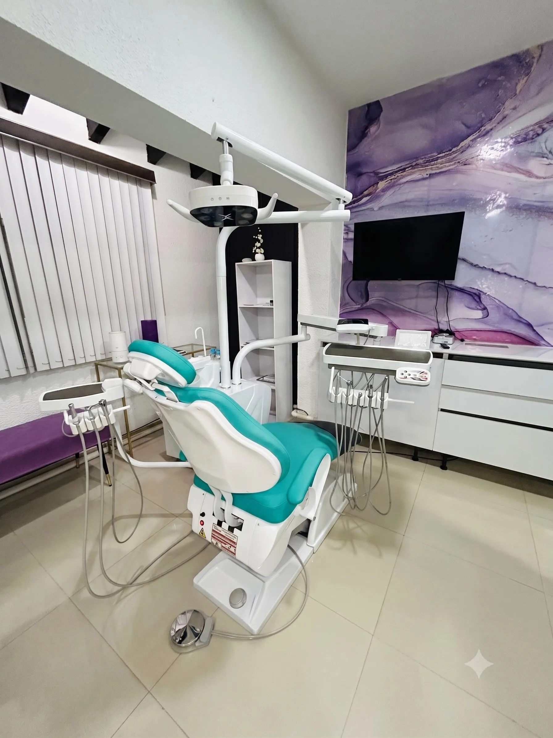 Unidad dental turquesa con equipamiento moderno